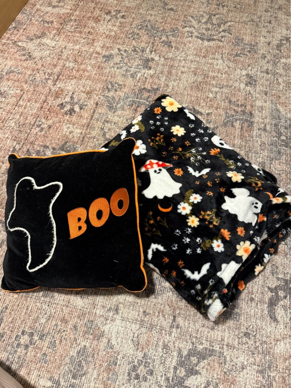 Cute ghost Blanket & Pillow!